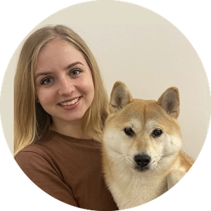Jeannine - Blonde Frau, lächelnd im Porträt mit Hund.